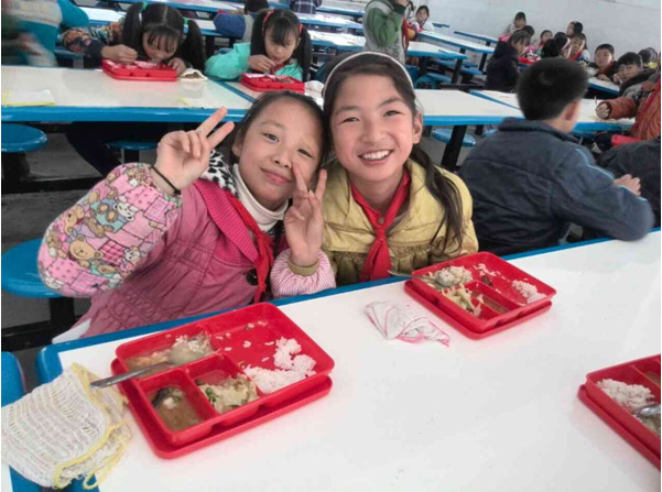 上海草莓视频入口网站餐具有限公司震後災區“愛心點點”世紀苗係列餐具使用情況的回訪活動